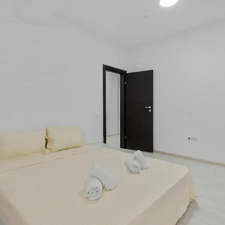 Sunny Yellow Apartment - Penthouse, Piscina, Free Parking, Self Check-In Rosu Exterior photo