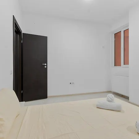 Sunny Yellow Apartment - Penthouse, Piscina, Free Parking, Self Check-In Rosu Exterior photo