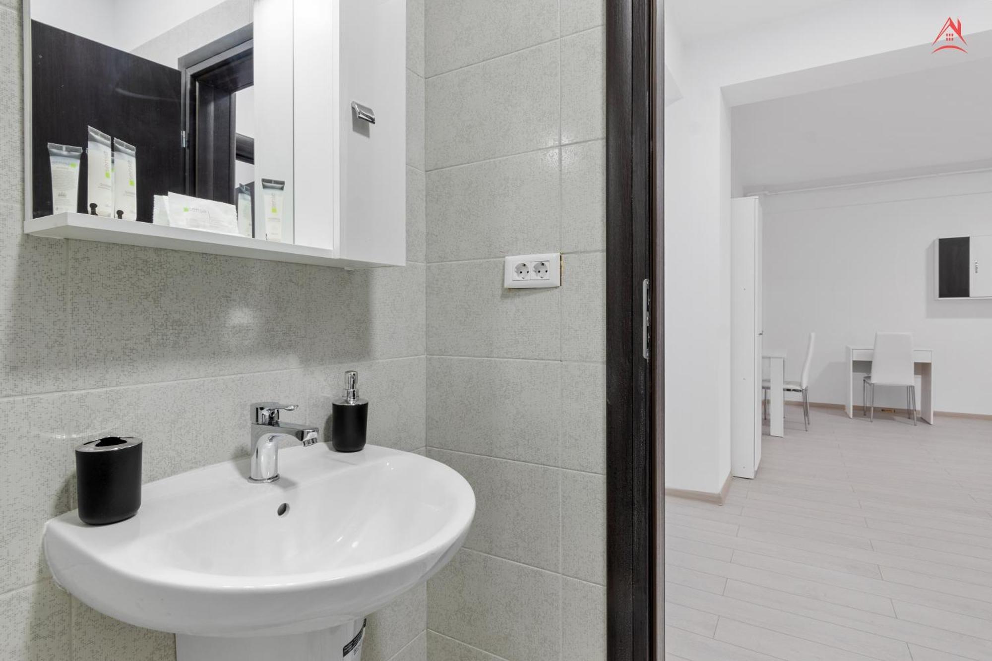 Apartment Sunny Yellow - Penthouse, Piscina, Free Parking, Self Check-in