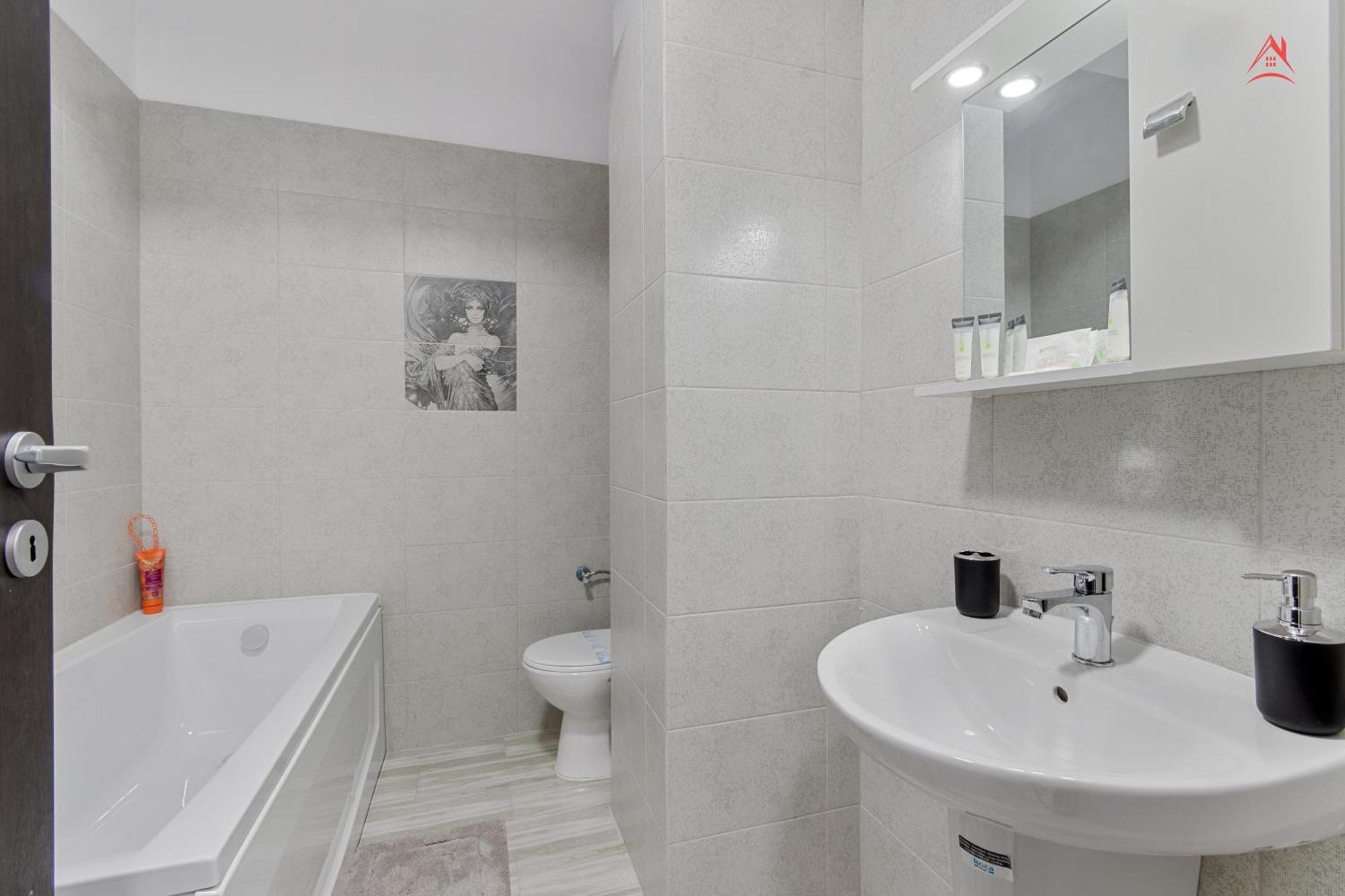 Apartment Sunny Yellow - Penthouse, Piscina, Free Parking, Self Check-in Rosu