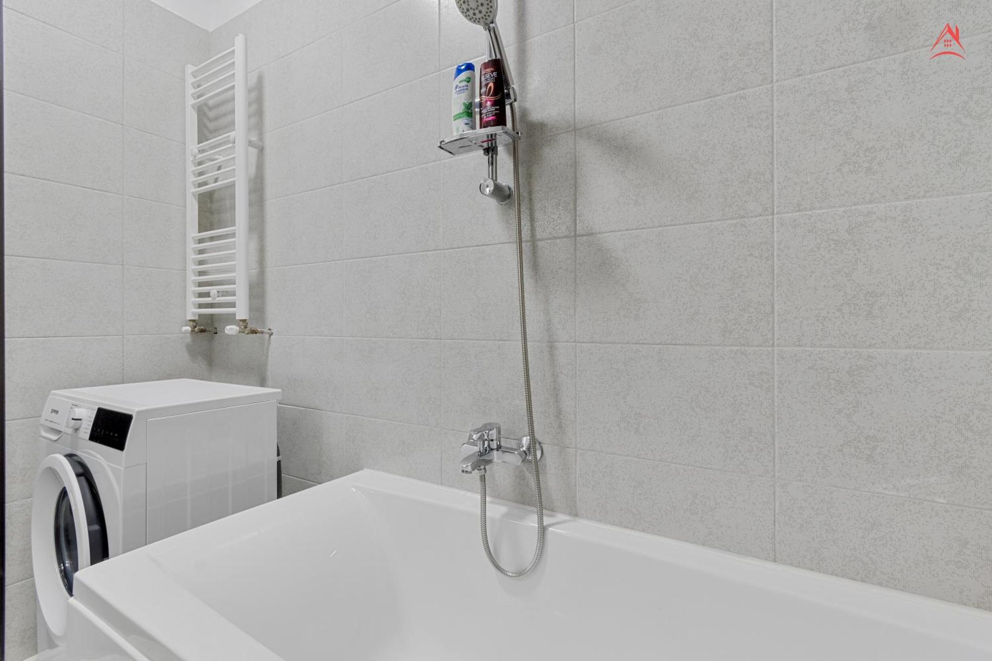 Sunny Yellow - Penthouse, Piscina, Free Parking, Self Check-in Apartment Rosu