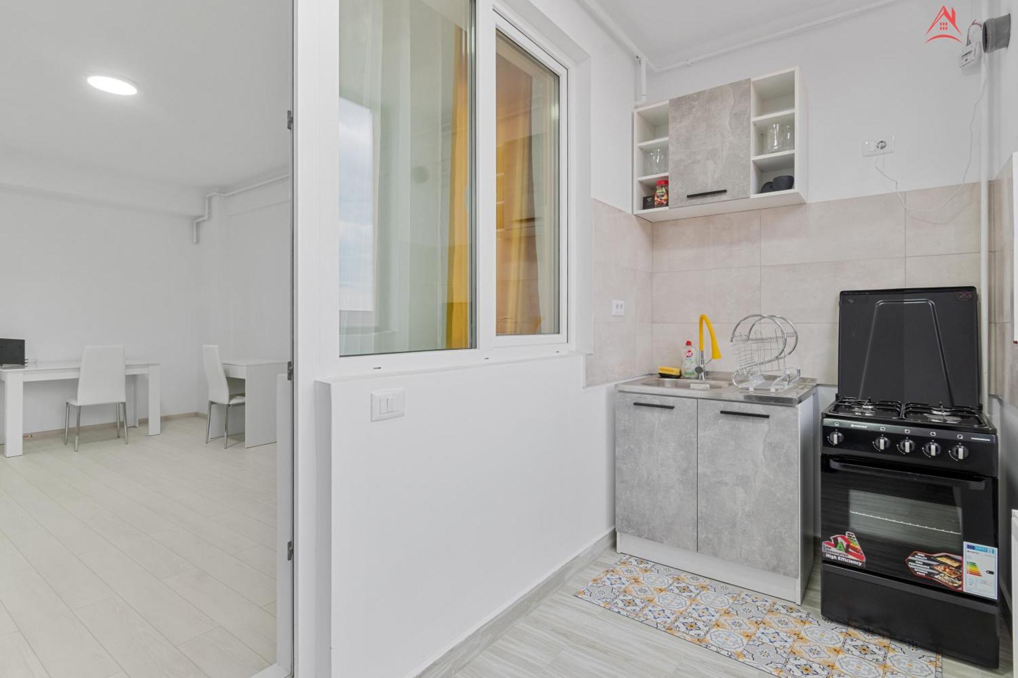 Apartment Sunny Yellow - Penthouse, Piscina, Free Parking, Self Check-in Rosu