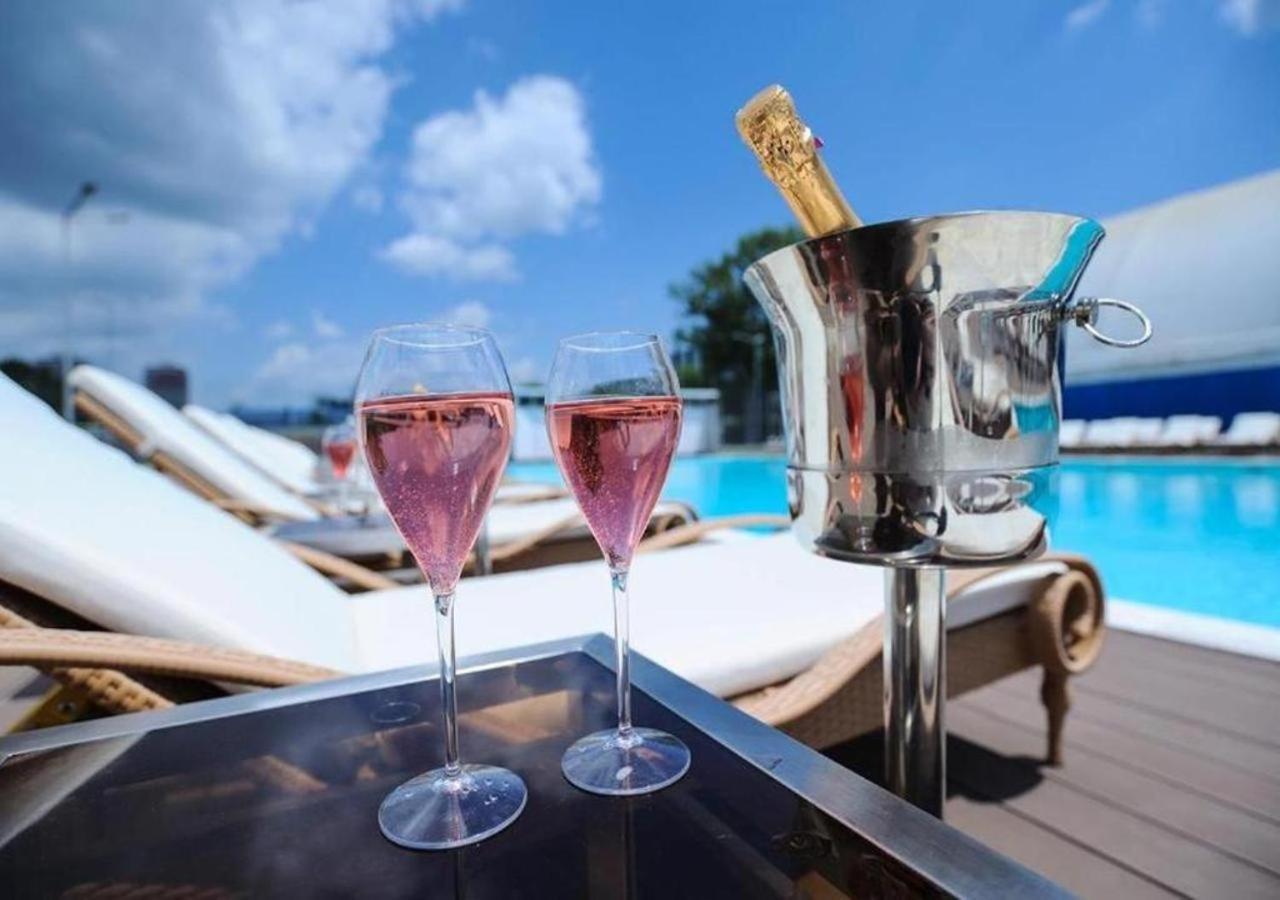 Sunny Yellow - Penthouse, Piscina, Free Parking, Self Check-in * Rosu
